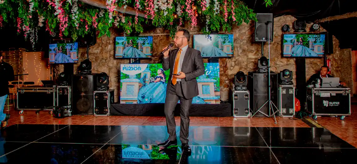 Anfitrión animando la fiesta de XV años