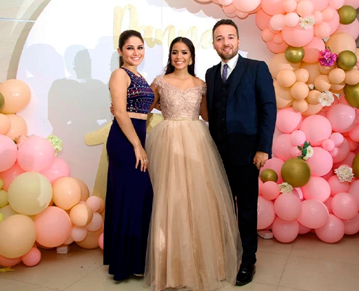 Festejada posando junto a sus amados familiares en un evento organizado por Eventos Fuzion