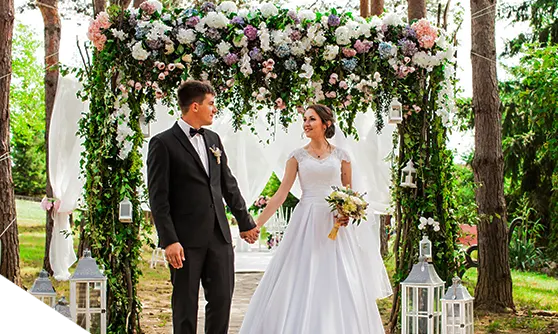 Feliz pareja de novios en su fiesta de bodas organizada por eventos fuzion