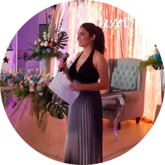 Anfitriona llevando el programa de una fiesta de XV Años