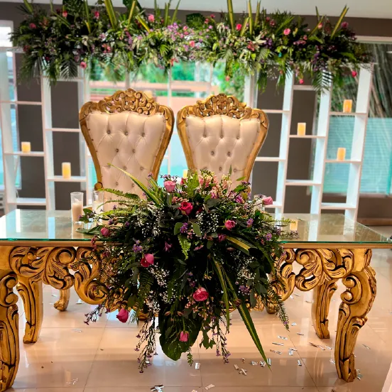 Mesa para los novios en fiesta de bodas