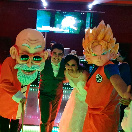 Novios posando al lado de Gokú y el Mtro Roshi