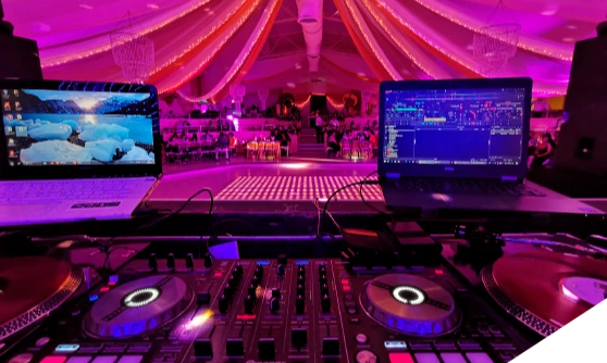 Mesa de DJ en fiesta de bodas