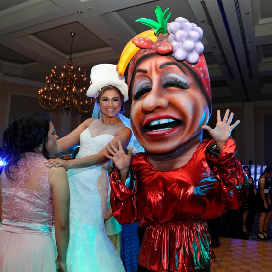 Novia danzando junto a una botarga del show de su boda