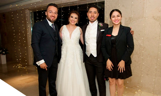 Pareja feliz con la planeación de su boda