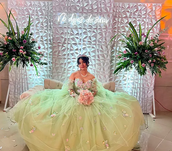 Festejada celebrando su quinceavo cumpleaños